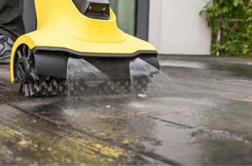 Eine kleine Fläche wird mit Hilfe eines Kärcher Reinigungsmittel Alternative gereinigt.